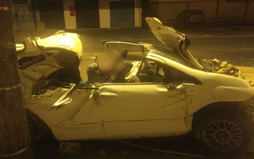 Motorista morre apÃ³s bater carro contra ponto de Ã´nibus â Foto: PolÃ­cia Civil/DivulgaÃ§Ã£o