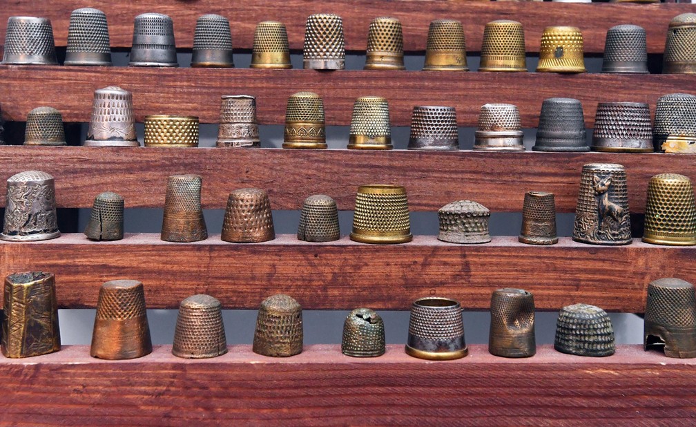 Dedais em exposição na Hungria (Foto: Zoltan Mathe/MTI via AP)