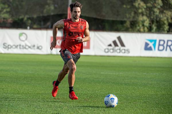 Grêmio negocia reforço na defesa com Rodrigo Caio e Jemerson próximos.