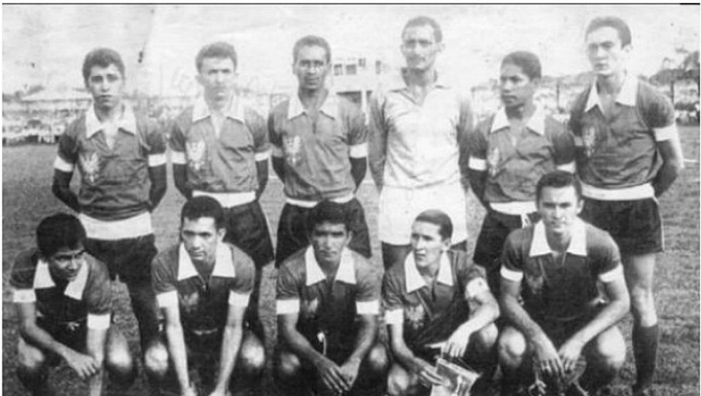 Equipe do Nacional campe&atilde; amazonense de 1963. em p&eacute;: Rui Luiz, Sula, Jaime Bas&iacute;lio, Z&eacute; Maria, Jonas e Boanerges. Agachados: Kisso, Fredoca, Bacu, Hugo e Aderbal &mdash; Foto: Reprodu&ccedil;&atilde;o/Ba&uacute; Velho