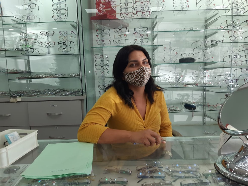 Gerente de ótica na Ceilândia, Mônica Alves trabalha usando máscara durante pandemia — Foto: Carolina Cruz/G1