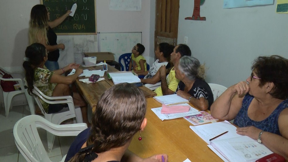 Turma se reúne para as aulas em uma igreja de Cacoal — Foto: Reprodução/Rede Amazônica