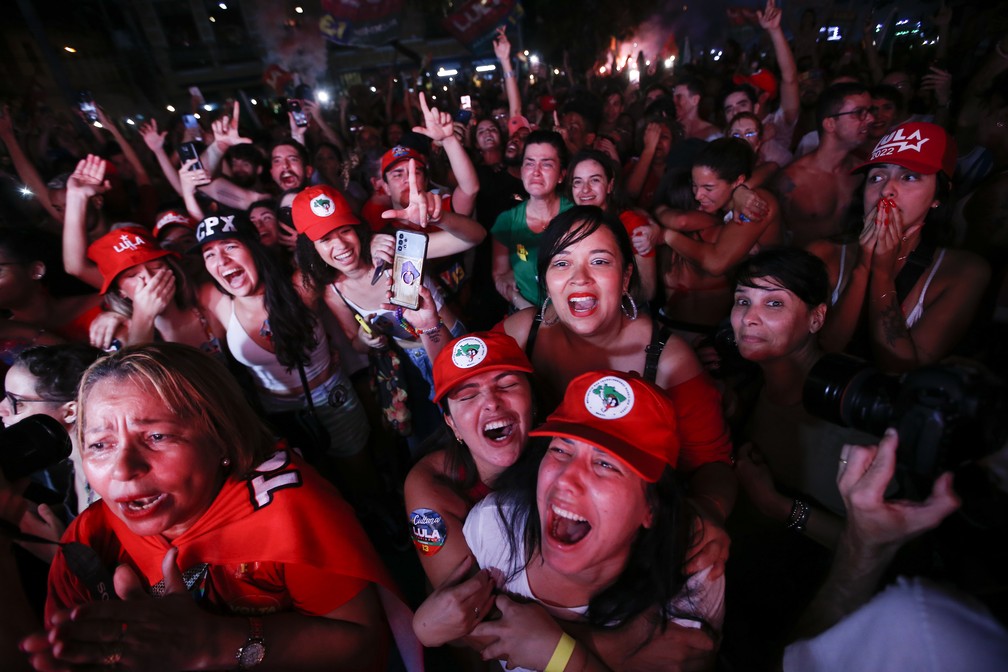 Comemoração de eleitoras pela vitória de Lula no Rio de Janeiro (RJ). — Foto: Bruna Prado/ Associated Press