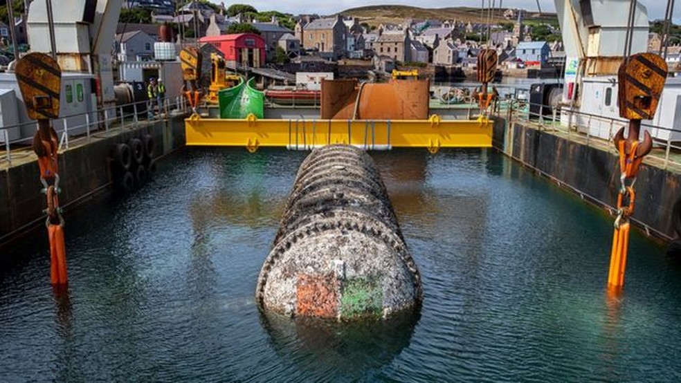 O tubo selado do centro de dados é retirado da água em Orkney — Foto: Divulgação/Microsoft