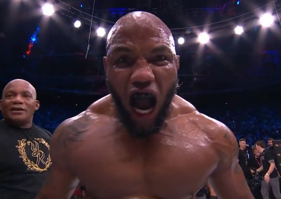 Yoel Romero late para as câmeras após vencer Melvin Manhoef no Bellator 285 — Foto: Reprodução/Espn