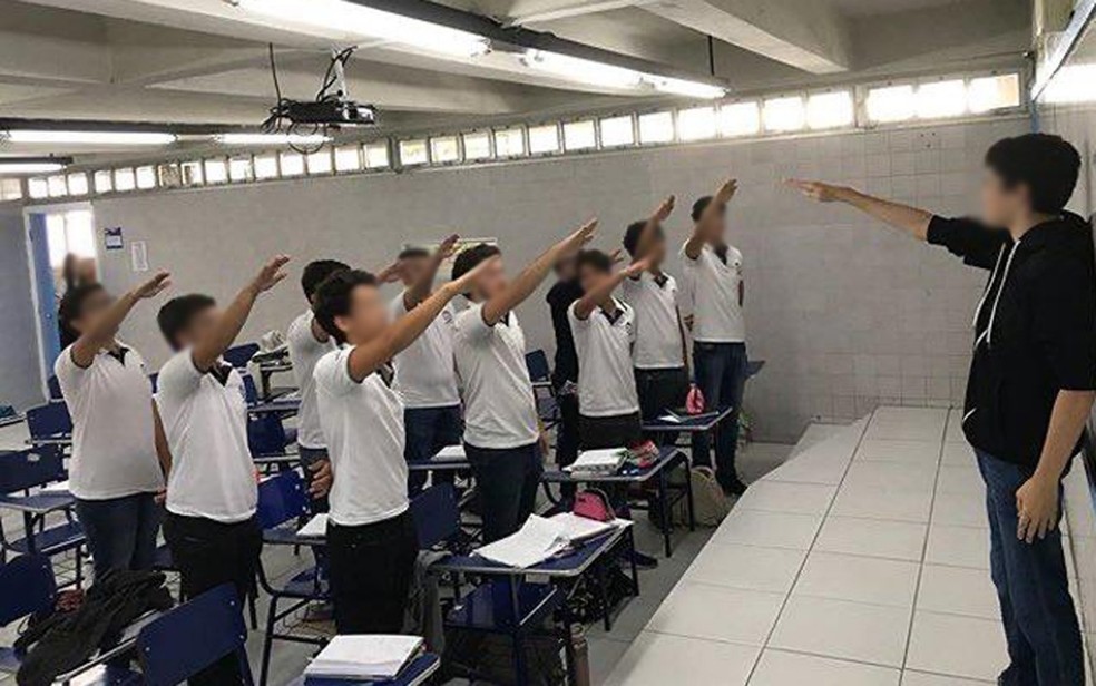 Estudantes fazem saudaÃ§Ã£o nazista em sala de aula de escola particular no Recife e postam imagem nas redes sociais â Foto: ReproduÃ§Ã£o/Redes sociais