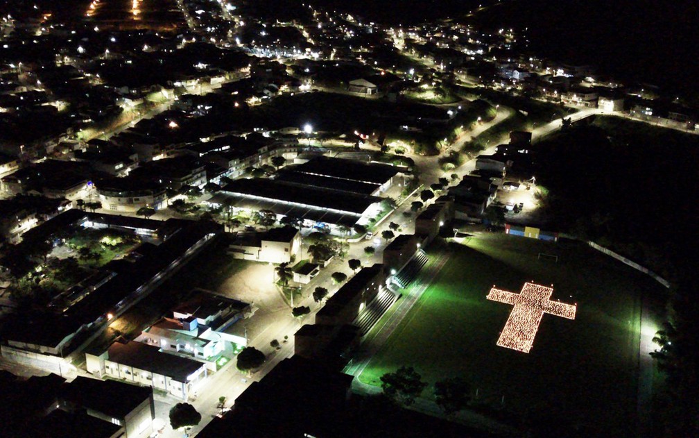 Moradores de Mutu&iacute;pe, na Bahia, acendem mais de mil velas para homenagear v&iacute;timas da Covid-19 no Brasil &mdash; Foto: Divulga&ccedil;&atilde;o/Cristiano Drone Service
