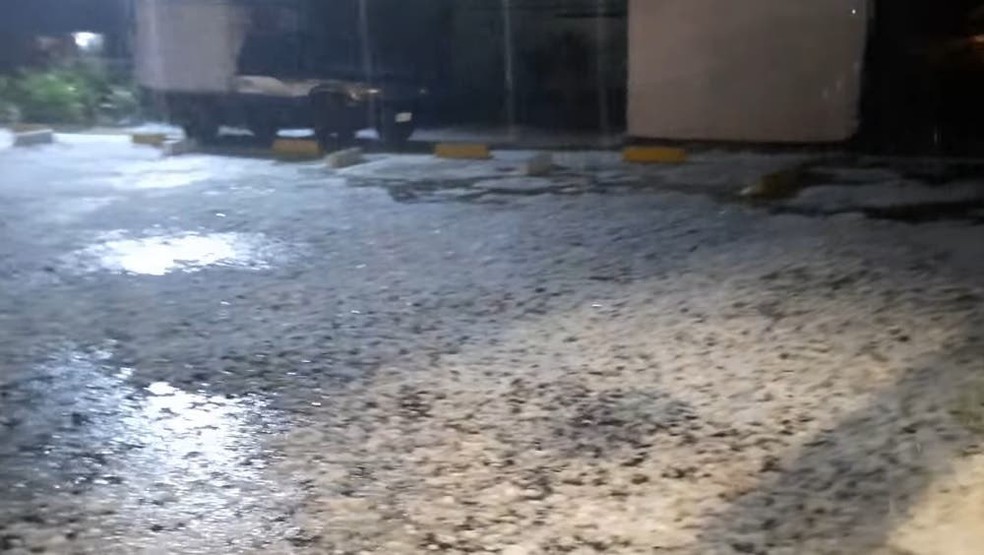 Segundo a Defesa Civil, 80% da cidade foi atingida — Foto: Reprodução/NSC TV