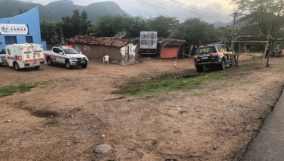 Caminhão saiu da pista e derrubou parte de uma casa  no km 136 da BR-222, limite entre Itapajé e Irauçuba, causando a morte de uma criança. — Foto: Arquivo pessoal