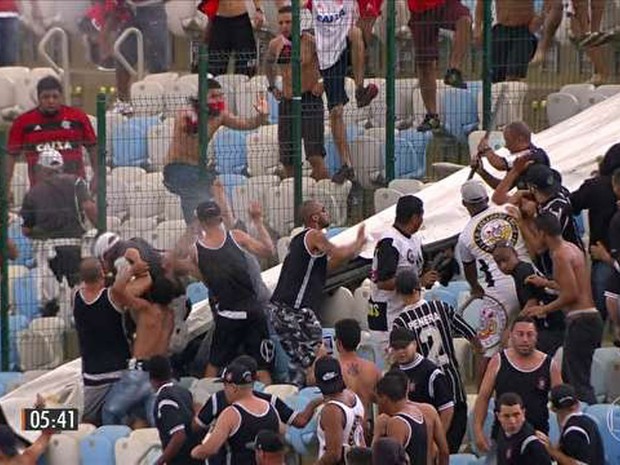Corintianos entram em confronto com flamenguistas no Maracanã, no Rio (Foto: Reprodução / TV Globo)