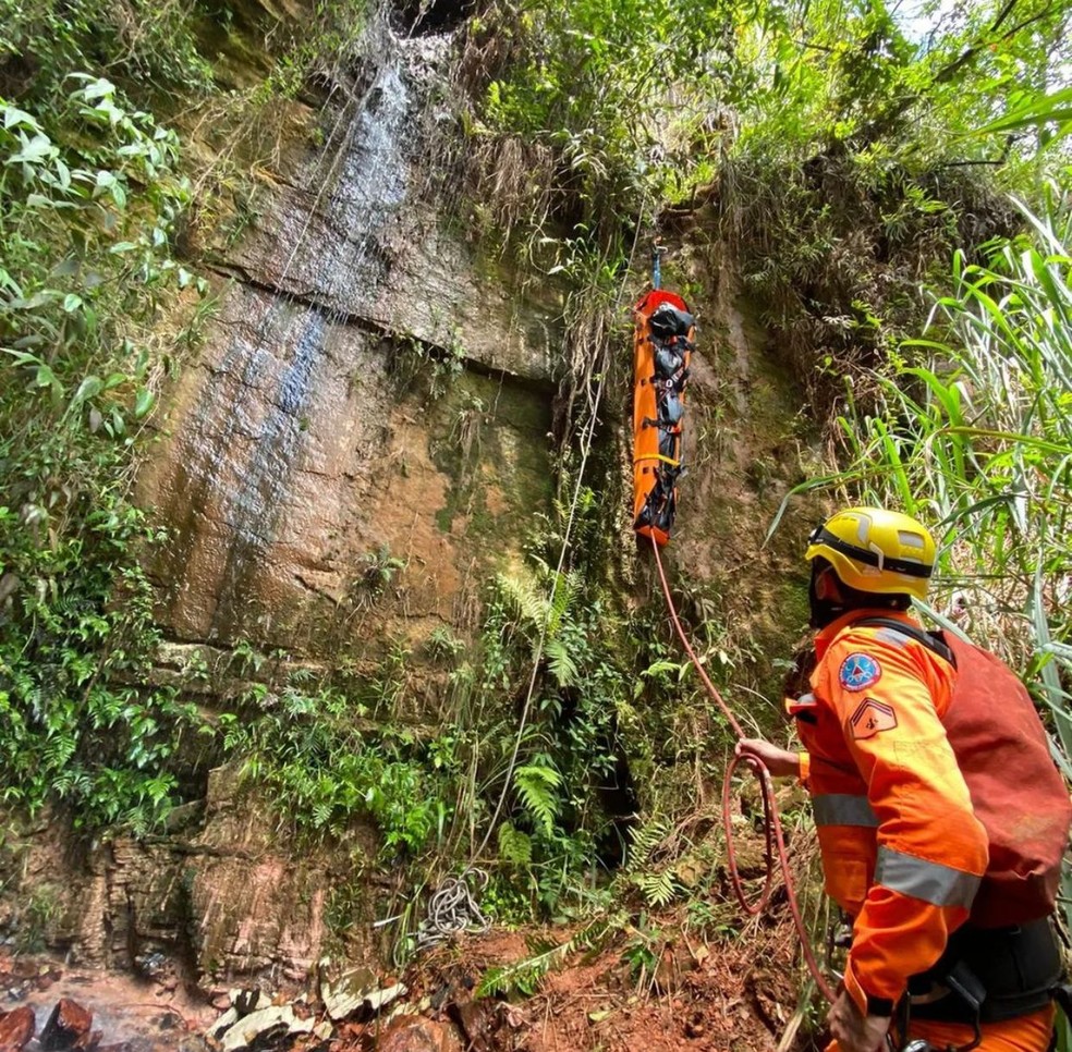 Corpo é encontrado em área de mina em São Sebastião do Paraíso — Foto: Corpo de Bombeiros