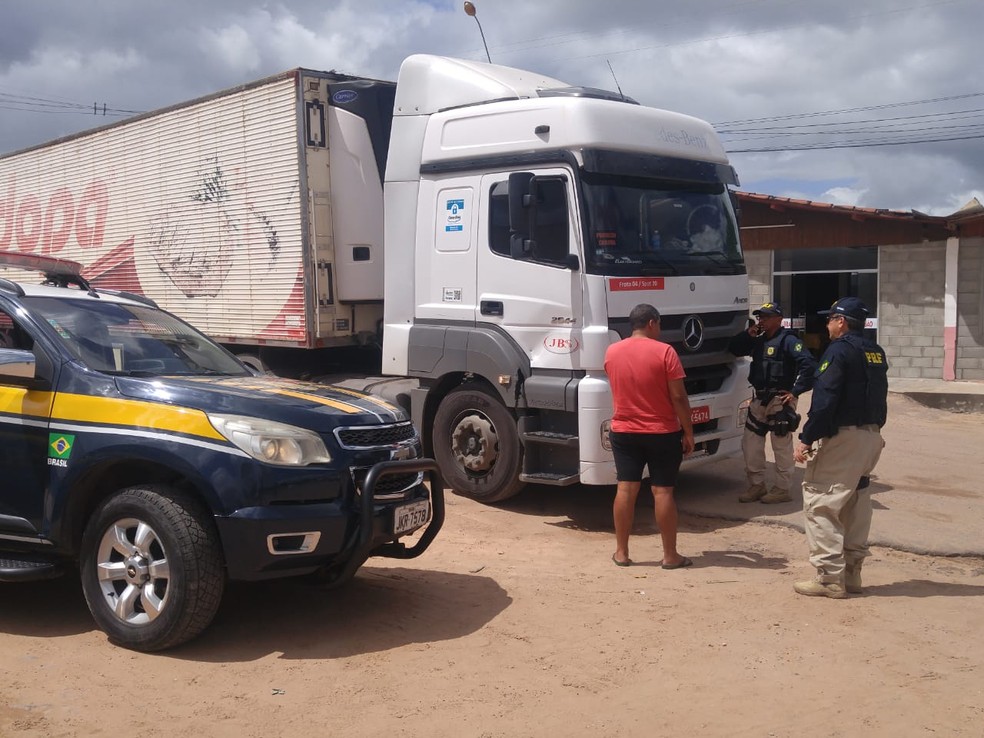 Motorista de caminhÃ£o Ã© raptado na BR-101 em Parnamirim â€” Foto: PolÃ­cia RodoviÃ¡ria Federal/DivulgaÃ§Ã£o