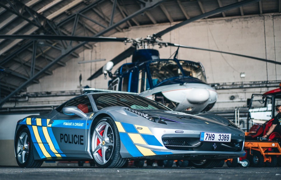 Polícia da República Tcheca transforma Ferrari em viatura — Foto: Divulgação