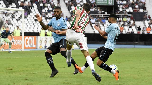 Fluminense e Grêmio travaram primeiro tempo apagado no Nilton Santos