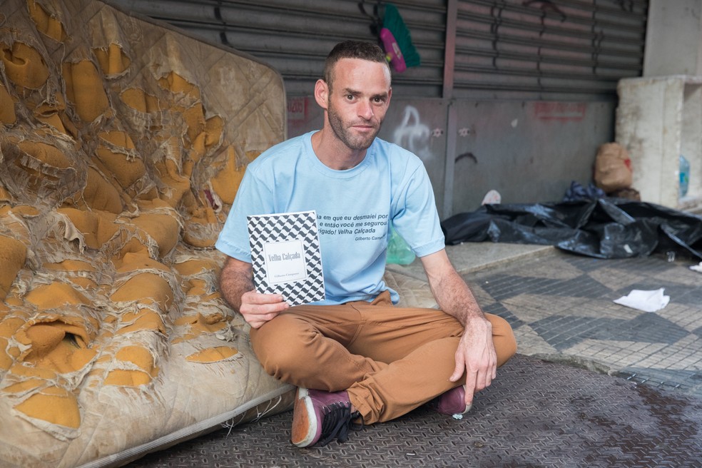 Gilberto com o livro "Velha CalÃ§ada", que conta sua histÃ³ria vivendo nas ruas. (Foto: Celso Tavares/G1)