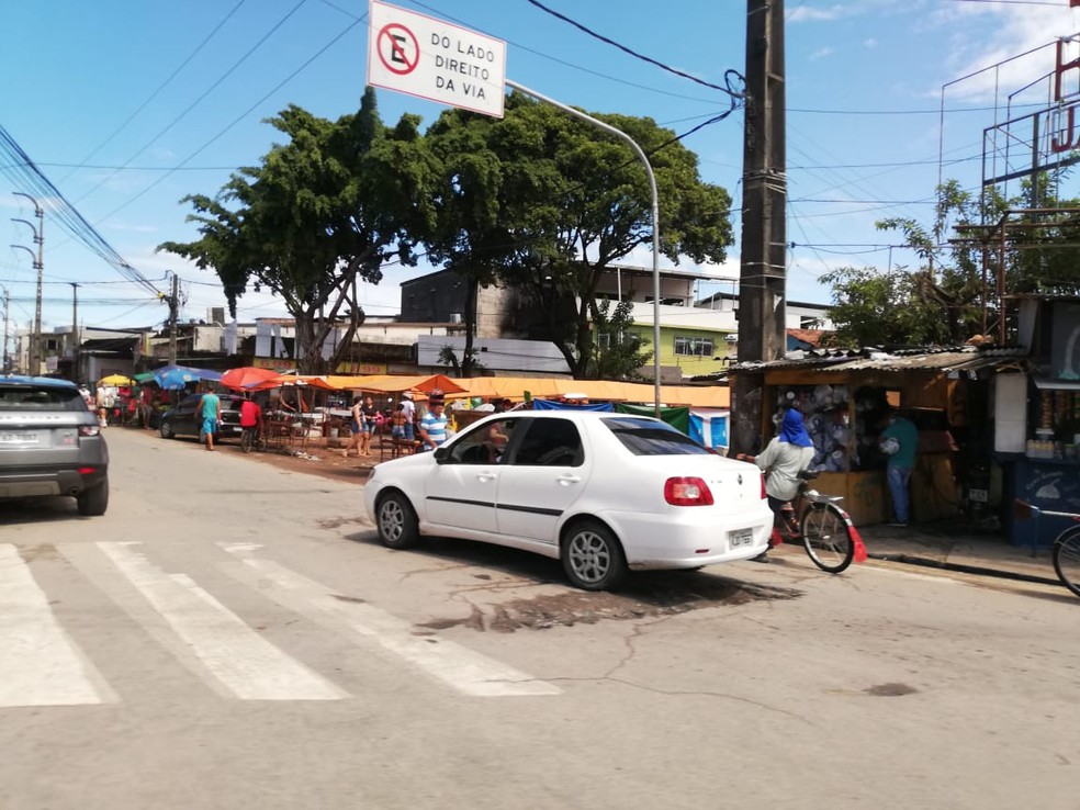 Bairro de Peixinhos, em Olinda, tinha movimento intenso no último dia de quarentena — Foto: Apilly Ribeiro/TV Globo