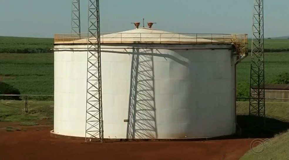 Tanques de etanol da usina de Ourinhos agora também tem outro destino: a produção de álcool 70% — Foto: Reprodução/TV TEM