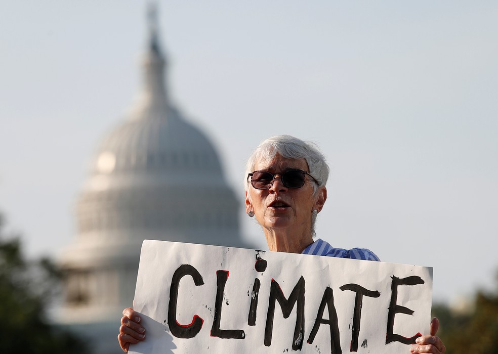 Manifestante em ato em 2019 em Washington contra o aquecimento global — Foto: Kevin Lamarque/Reuters