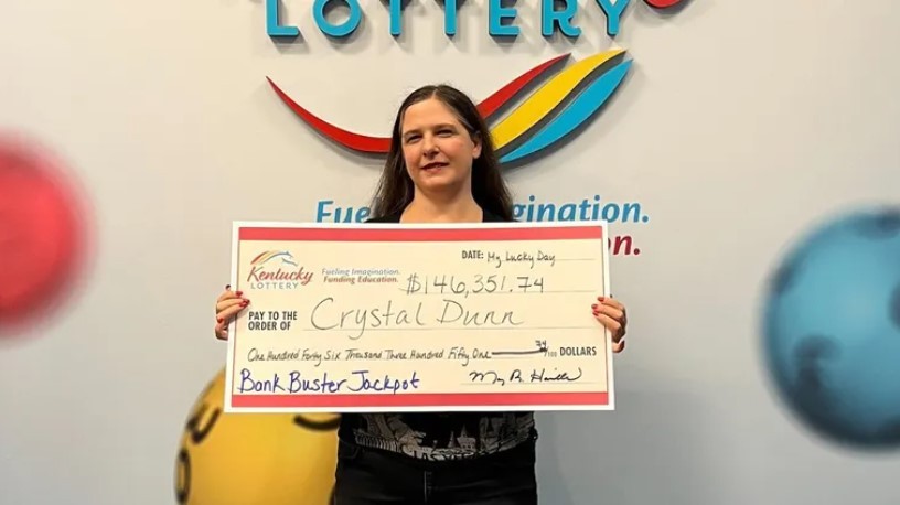 Mulher ganha mais de 700 mil reais em loteria e distribui parte do prêmio a estranhos (Foto: reprodução/ Fox 5/  Kentucky Lottery)