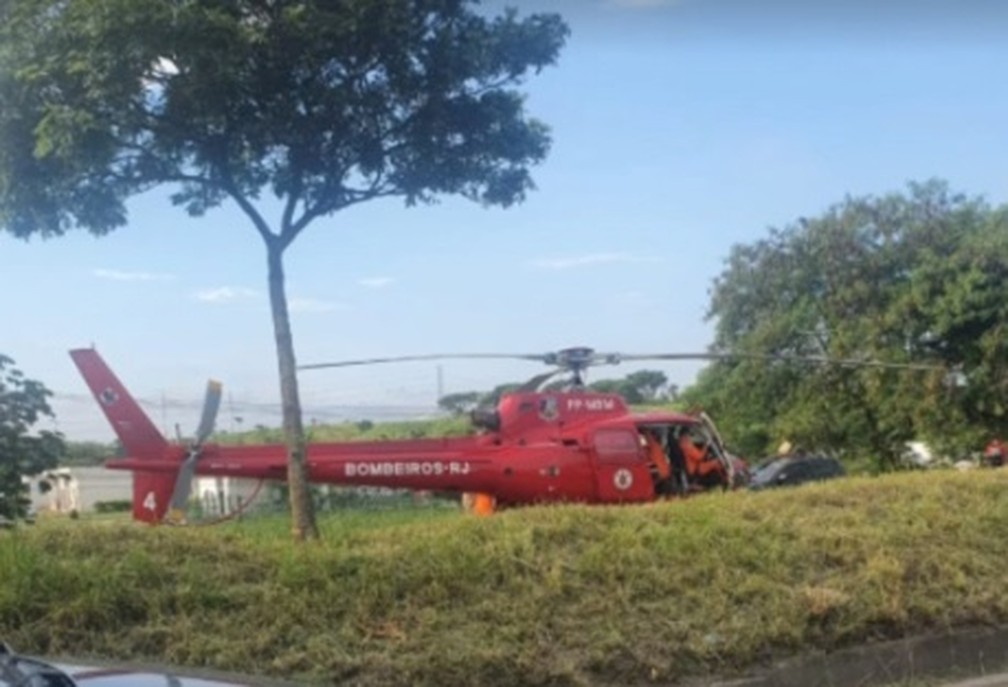 Helicóptero do Corpo de Bombeiros pousou na pista da Avenida Brasil para ajudar a socorrer os feridos em estado grave — Foto: Reprodução / TV Globo