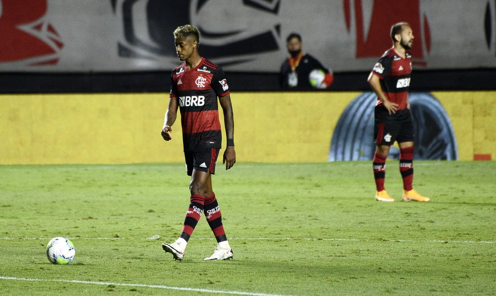 Bruno Henrique e Ribeiro abalados em campo — Foto: Marcos Ribolli