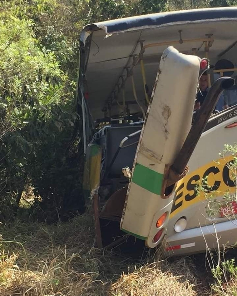 Acidente entre ônibus escolar e caminhão deixou feridos em Itapeva (SP) — Foto: Arquivo Pessoal
