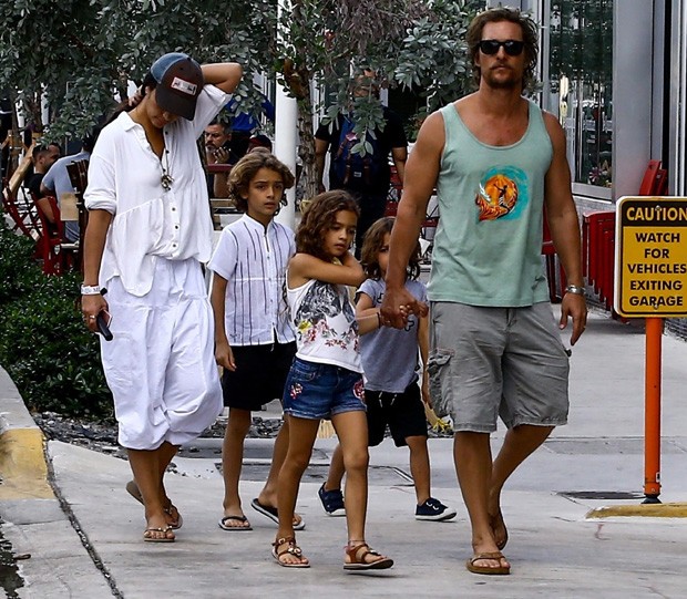 Matthew McConaughey E Brasileira Camila Alves Passeiam Com Os 3 Filhos ...