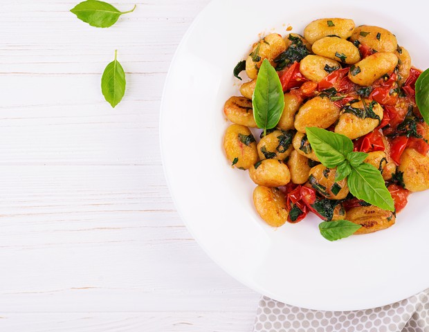 Gnocchi pasta in rustic style.  Italian cuisine. Vegetarian vegetable pasta. Cooking lunch. Gourmet dish. Top view (Foto: Freepik)