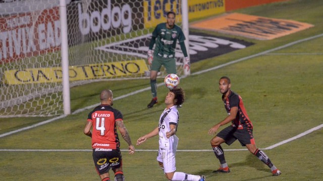 Ponte Preta e Vitória se enfrentaram nesta sexta-feira pela Série B