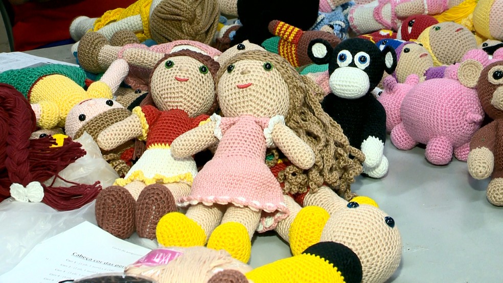Detentos ajudam na produção de bonecas para crianças com câncer, no ES  — Foto: Luciney Araújo/ TV Gazeta 