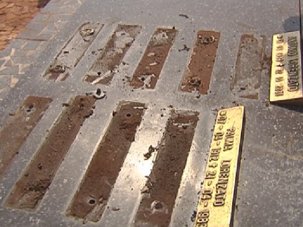 Placas de bronze foram arrancadas de túmulo em Monte Aprazível (Foto: Reprodução/ TV TEM)