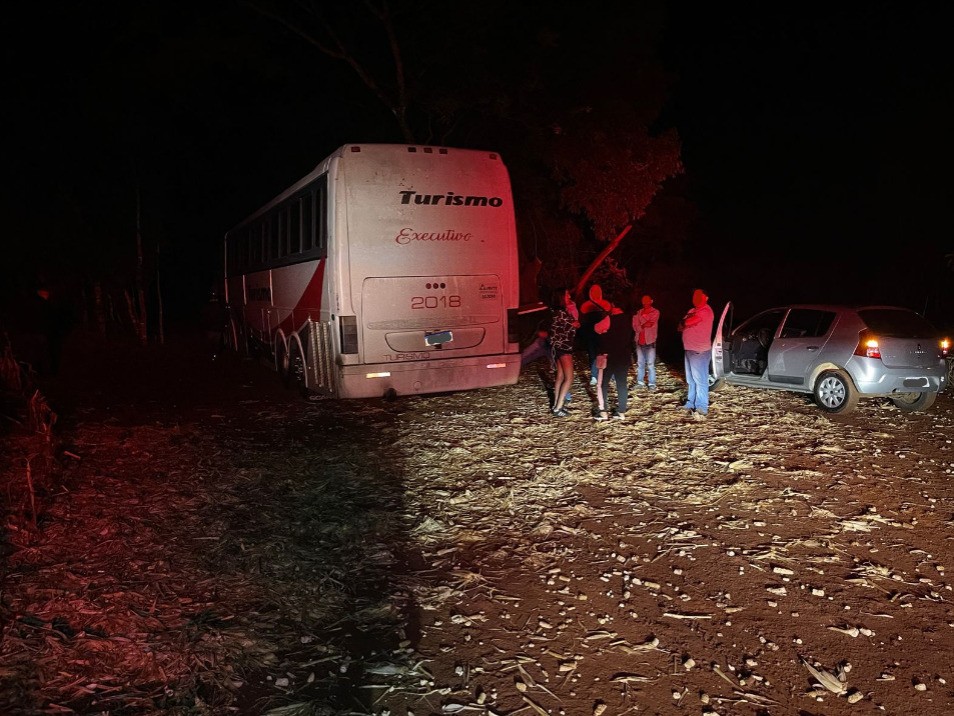 Assaltantes armados usam colete da PRF e roubam passageiros de ônibus de turismo em Engenheiro Beltrão, diz polícia