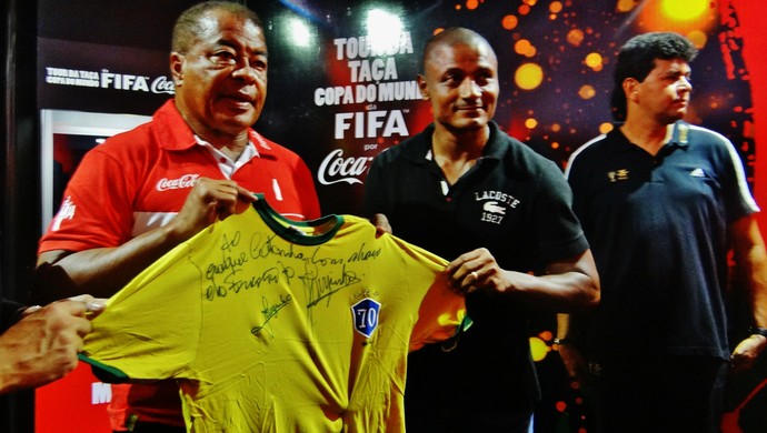 Catanha recebe camisa autografada do Furacão Jairzinho (Foto: Paulo Victor Malta/GloboEsporte.com)