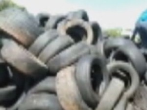 Moradores denunciaram pneus descobertos na garagem municipal  (Foto: Reprodução / TV TEM)
