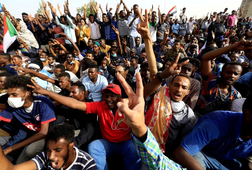Manifestantes sudaneses celebram e pedem para que Omar Al-Bashir renuncie, em Cartum, no Sudão, nesta quinta-feira (11) — Foto: Stringer/Reuters