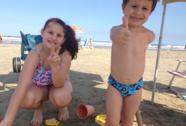Giullia e Lorenzo na praia: ambiente democrático (e divertido!) (Foto: Arquivo Pessoal/Cristiane Marangon)