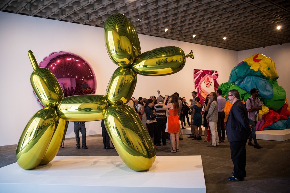 Uma das esculturas de balão de Jeff Koons exposta no Whitney Museum of American Art, em Nova York, em junho de 2014
