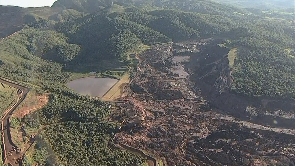 Imagem aérea mostra destruição em região afetada por rompimento de barragem na mineradora Vale — Foto: Reprodução/TV Globo