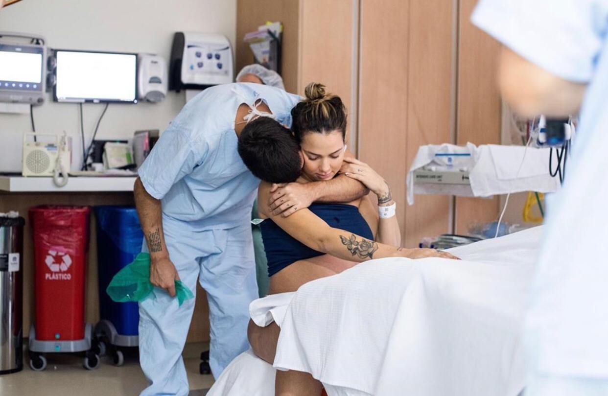Carol Dantas e o marido Vini durante o trabalho de parto (Foto: Reprodução Instagram)