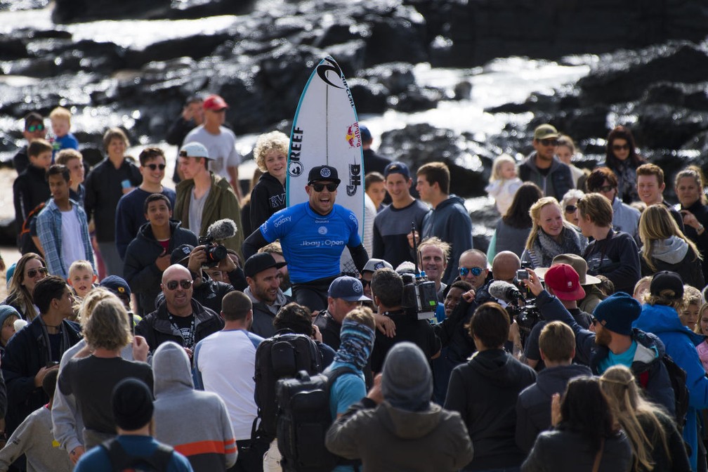 Mick Fanning após conquistar o quinto título na etapa sul-africana, superando Kelly Slater, com quatro - j-bay jeffreys bay (Foto: WSL/Kirstin Scholtz)