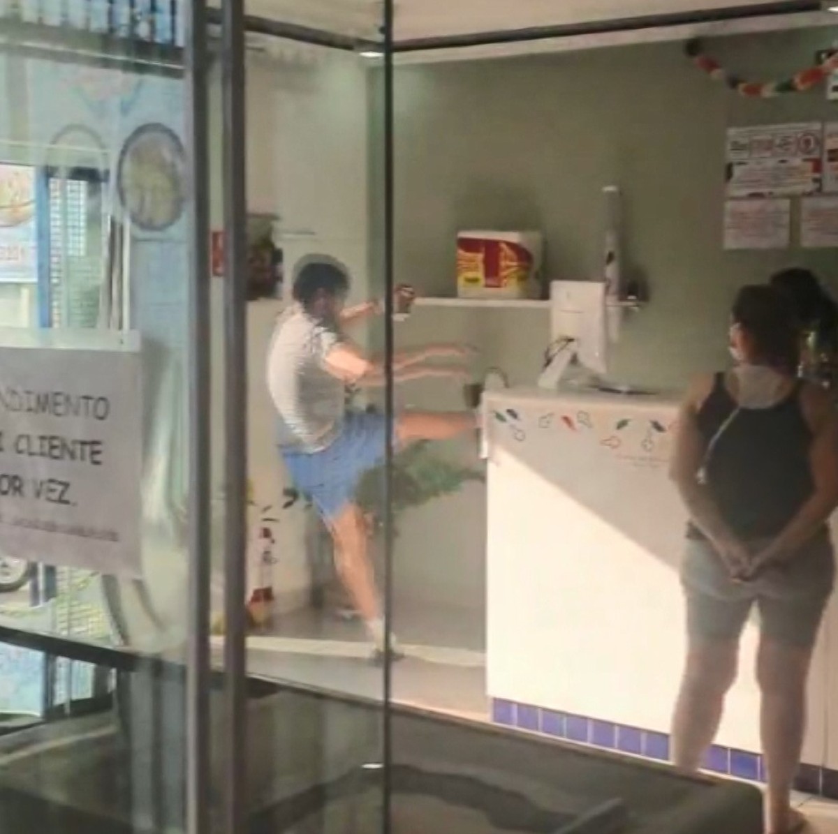Dona Que Teve Sorveteria Danificada Por Cobrar Uso De Mascara Depoe E Ddm Apura Crimes De Ameaca E Injuria Campinas E Regiao G1