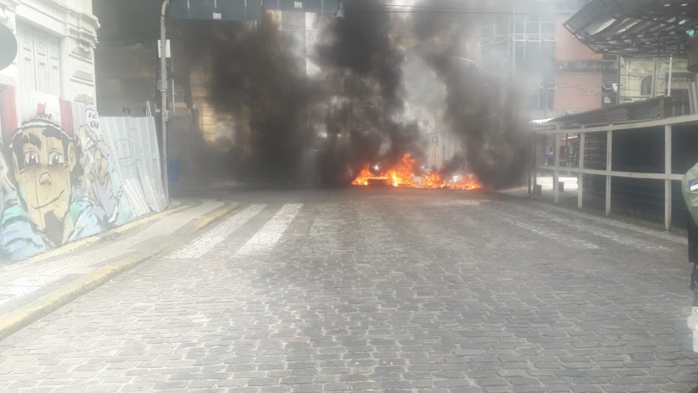 Pneus foram queimados em protesto realizado na manhã desta quarta-feira (22) na Avenida Marquês de Olinda, no Bairro do Recife — Foto: Reprodução/WhatsApp