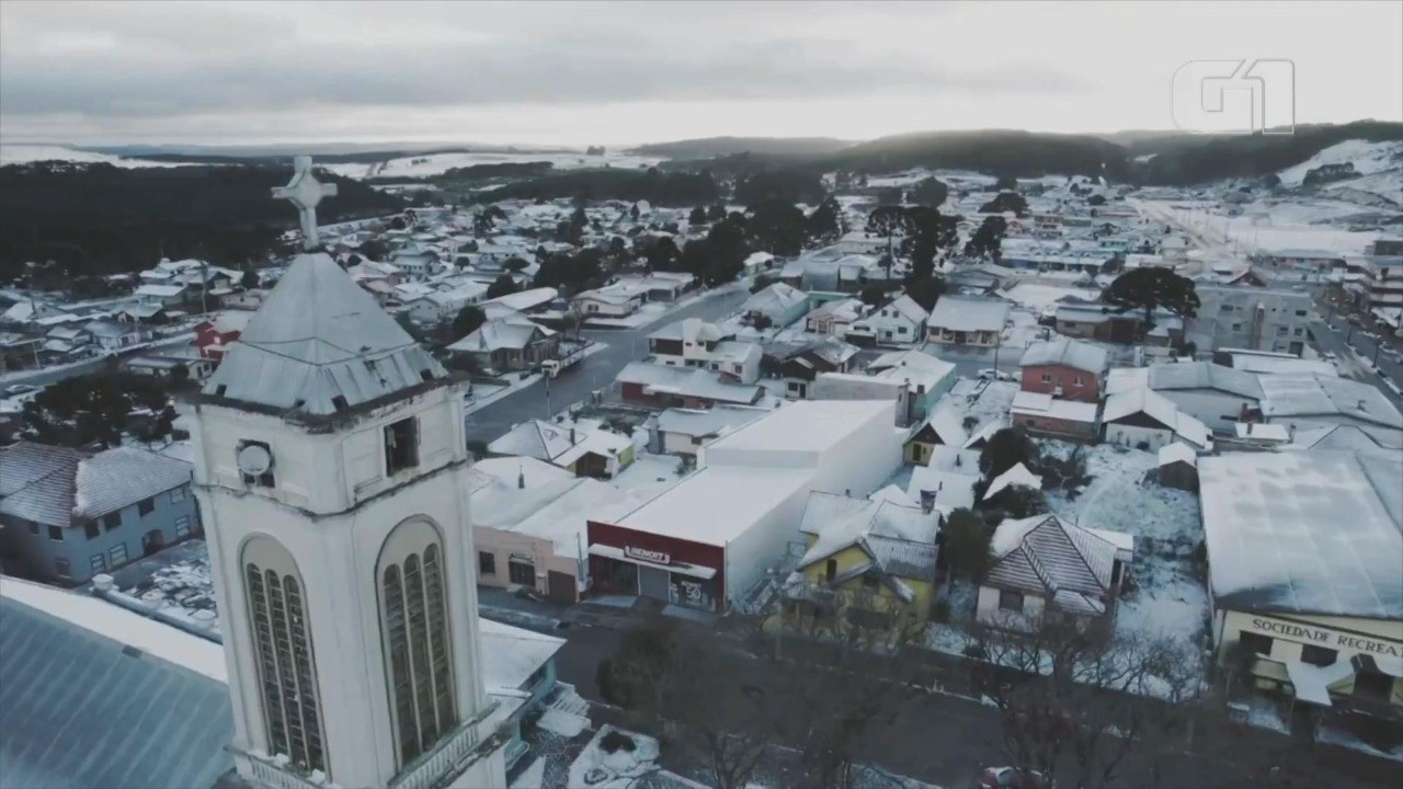 Cidade coberta, bonecos de neve e snowboard na universidade: há dois anos, nevava no RS; relembre 