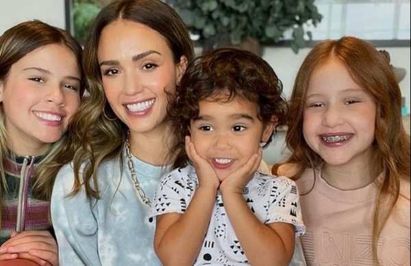 A atriz Cash Warren com as duas filhas e o filho (Foto: Instagram)