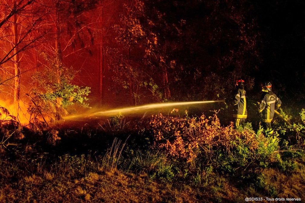 Mortes por onda de calor extremo na Europa passam de 1 mil. Na foto, — Foto: Bombeiros trabalham para combater um incêndio florestal perto de Landiras, sudoeste da França, no sábado, 16 de julho de 2022.