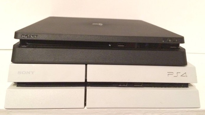 Imagem do suposto PlayStation 4 Slim em comparação com o modelo padrão (Foto: Reprodução/Engadget)