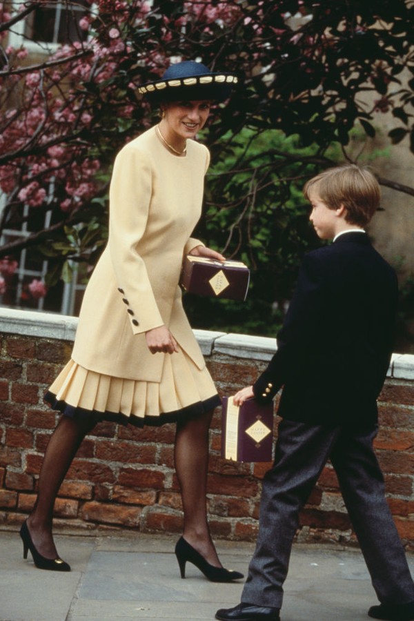 Diana, Princess of Wales  (1961 - 1997) with her son Prince William outside St George's Chapel, Windsor, at Easter, April 1992.  (Photo by Jayne Fincher/Princess Diana Archive/Getty Images) (Foto: Getty Images)
