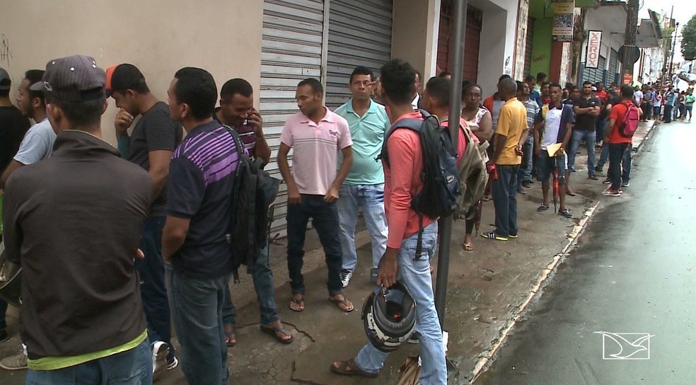 Desempregados madrugam no SINE em busca de trabalho em São Luís — Foto: Reprodução/TV Mirante