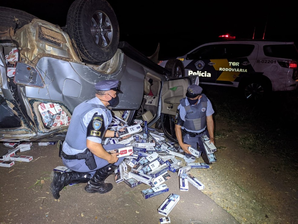 Caminhonete furtada estava carregada de cigarros contrabandeados — Foto: Polícia Rodoviária 