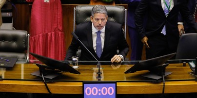 O presidente da Câmara dos Deputados, Arthur Lira, fala durante a cerimônia de posse dos novos deputados brasileiros no plenário da Câmara dos Deputados, em Brasília — Foto: Sergio Lima / AFP